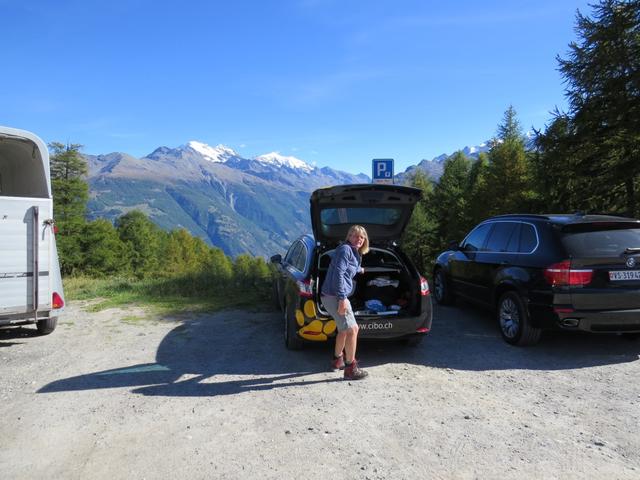 wir machen uns auf dem grossen Parkplatz auf der Moosalp bereit für die heutige Wanderung