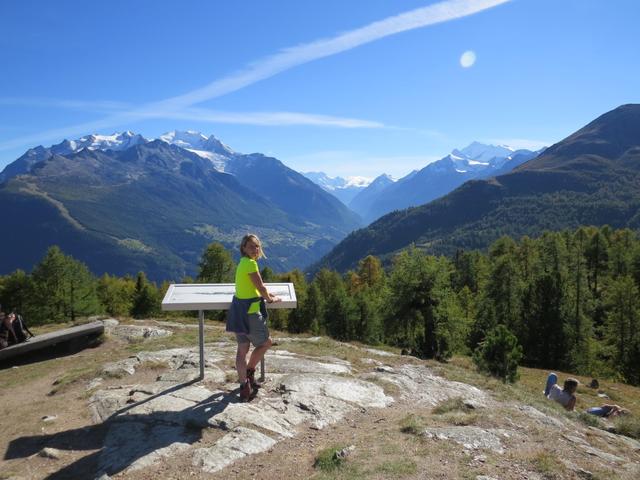 Mäusi macht sich mit Hilfe der Infotafel schlau, welcher Berg was für einen Namen trägt