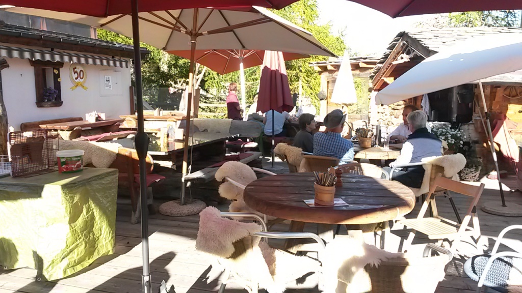 auf der Terrasse haben wir einen weissen Heida aus Visperterminen genossen