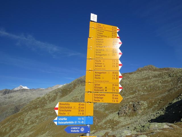Wegweiser bei der Bergstation auf Furggulti 2581 m.ü.M.