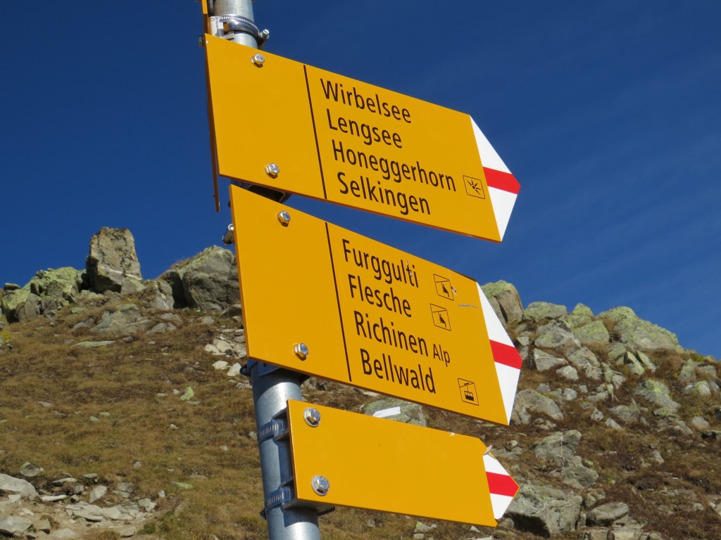 beim Wegweiser in der Senke von Furggulti Punkt 2599 m.ü.M.