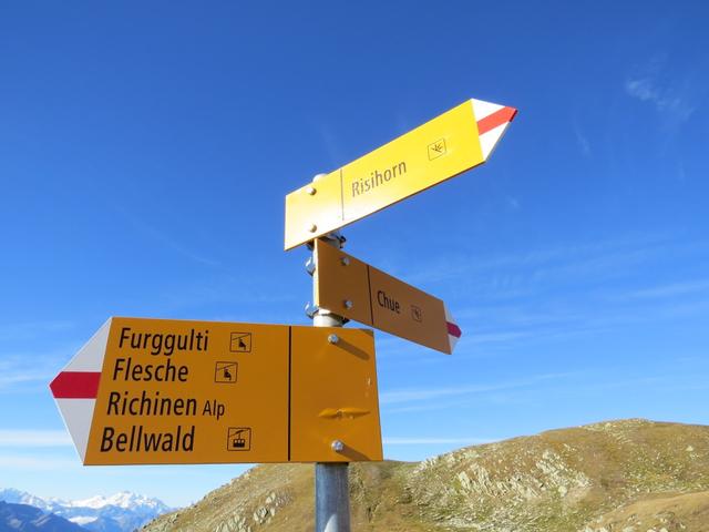 Wegweiser bei Punkt 2736 m.ü.M.