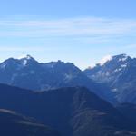 links das Gischihorn, in der Mitte der Chriegalppass, rechts das Helsenhorn