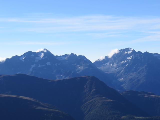 links das Gischihorn, in der Mitte der Chriegalppass, rechts das Helsenhorn