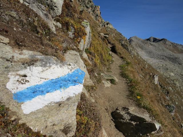 beim Gipfelaufbau wird der Bergweg nun weiss-blau-weiss
