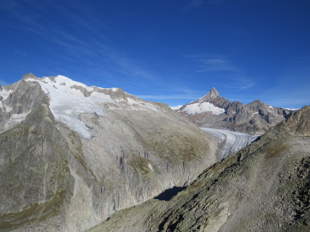 Blick zu den Wannenhörner und rechts davon der Finsteraarhorn