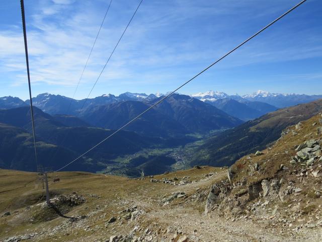 von Furggulti 2564 m.ü.M. sind wir mit der Sesselbahn hinabgeschwebt nach Flesche