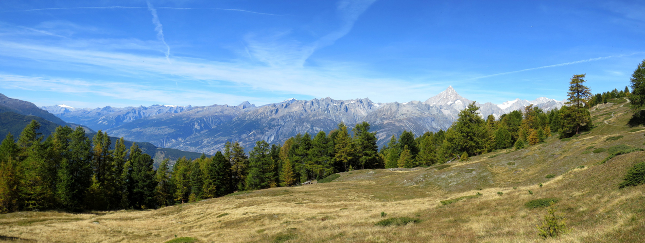 schönes Breitbildfoto mit Blick Richtung Rhonetal