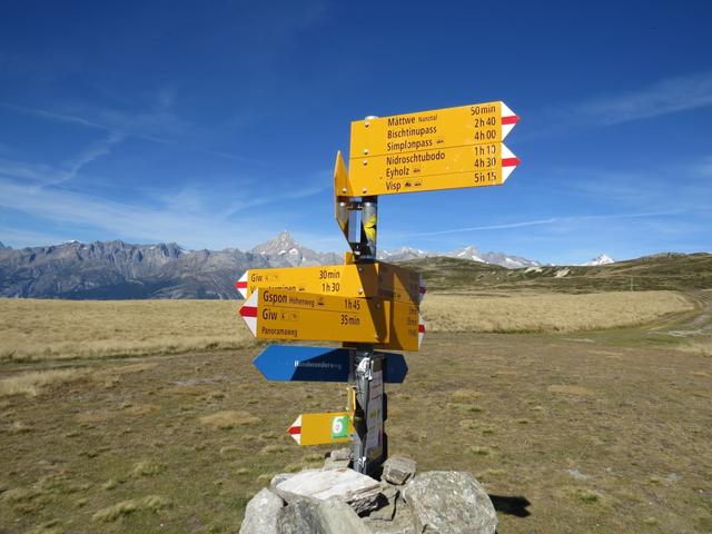 Wegweiser auf dem Gibidumpass 2201 m.ü.M.