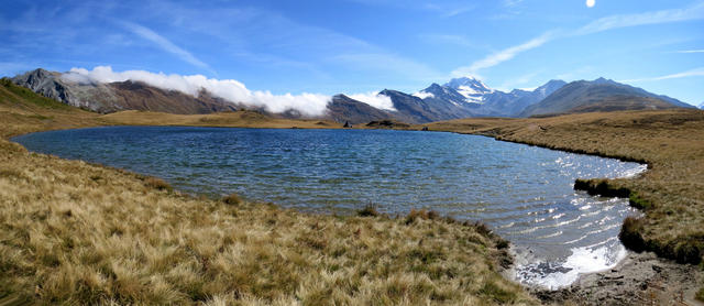 sehr schönes Breitbildfoto vom Gibidumsee. Am Horizont das Fletschhorn mit dem Senggchuppa