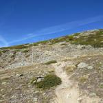 über einen breiten einfachen Wanderweg geht es weiterhin ganz leicht bergauf