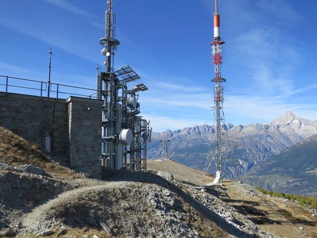 der Wanderweg führt einem an den Antennen und Sendemasten bei Punkt 2298 m.ü.M. vorbei