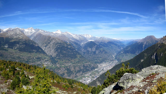 schönes Breitbildfoto mit Blick auf das Rhonetal und Brig