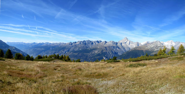 schönes Breitbildfoto mit Blick zum Bietschhorn. Mit dieser Aussicht haben wir hier die Mittagspause eingelegt