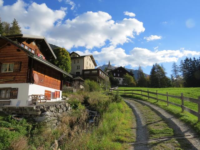 ... laufen wir Richtung Dorfzentrum von Langwies