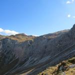 der Wanderweg führt und direkt auf diese scheinbar unüberwindbare Felswand