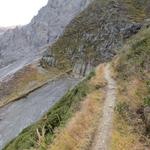 der Hang wird nun steiler und der Bergweg schmaler