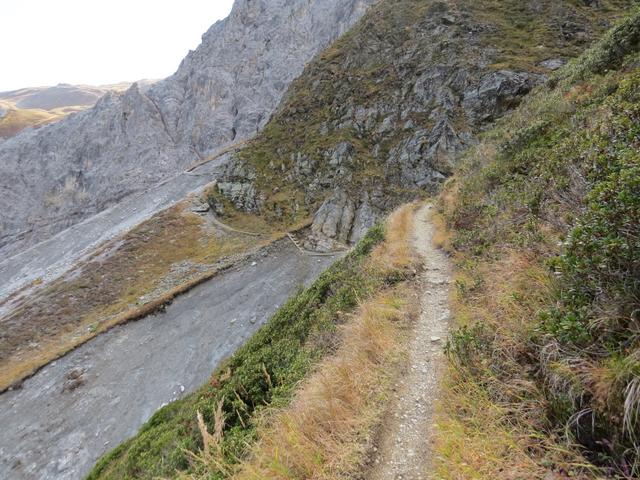 der Hang wird nun steiler und der Bergweg schmaler