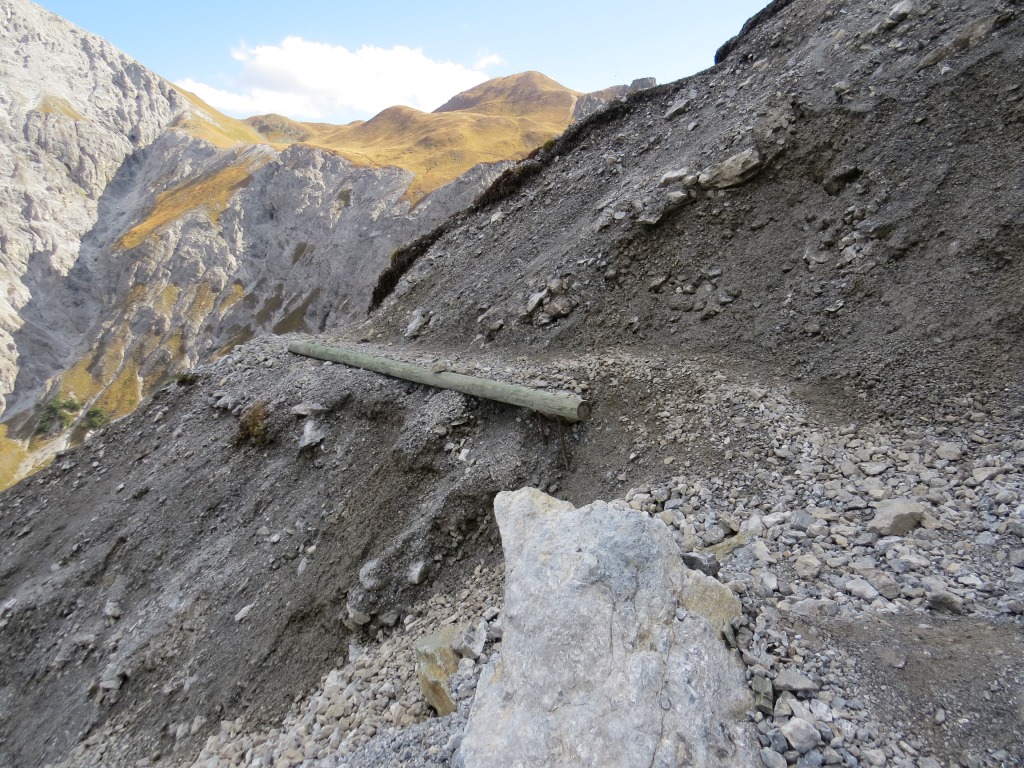 über feinen rutschigen Geröll geht es weiter leicht aufwärts Punkt 2224 m.ü.M.