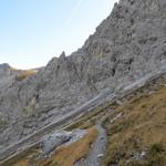 der Weg führt direkt zur steilen Felswand