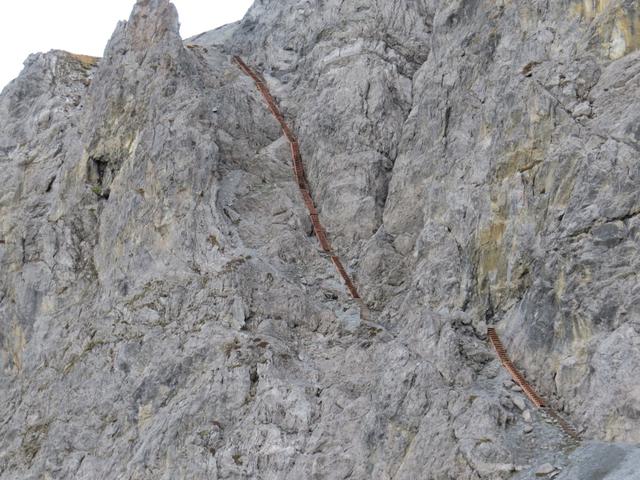 gut ersichtlich die Eisentreppe die bei Tritt über diese senkrechte Felswand führt