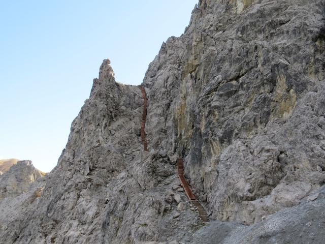 Blick hinauf zu der Eisentreppe