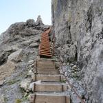 die Treppe zum Teil aus Holz, zum Teil aus Eisen wurde direkt an der Felswand erbaut