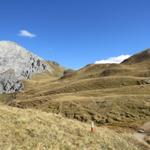 wir wandern nun über diese Hügellandschaft von Alp Hinter Latschüel