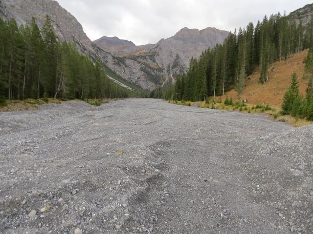 Blick auf den ausgetrockneten Welschtobelbach und ins Welschtobel