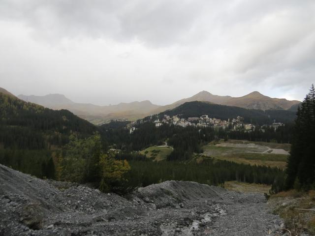 Blick zurück Richtung Arosa. Dort regnet es bereits. Wir hoffen das der Regen an uns vorbeizieht