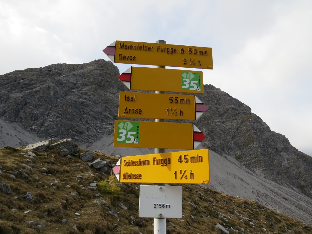 Wegweiser bei der Weggabelung 2153 m.ü.M. weiter geht es zur Maienfelder Furgga