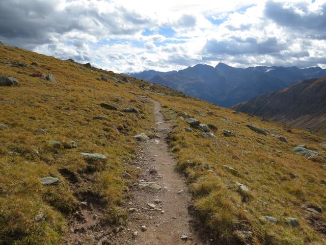 über die Alpweiden von Chummerberg 2322 m.ü.M. verlassen wir die Maienfelder Furgga