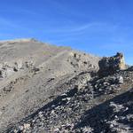 über Geröll führt der Bergweg alles am Grat entlang aufwärts