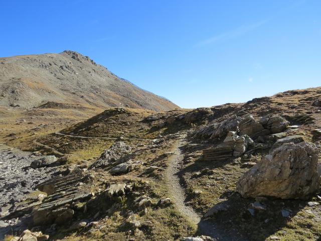 bei Punkt 2642 m.ü.M. steigen wir nicht hinauf zum Piz Clünas, sondern biegen rechts ab