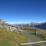 bei der Weggabelung Punkt 2484 m.ü.M. sind wir links abgebogen und haben nun die Alp Clünas 2457 m.ü.M. erreicht