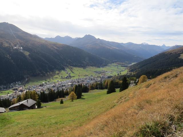 Blick von der Strelaalp 1916 m.ü.M. auf das Landwassertal und Davos-Platz