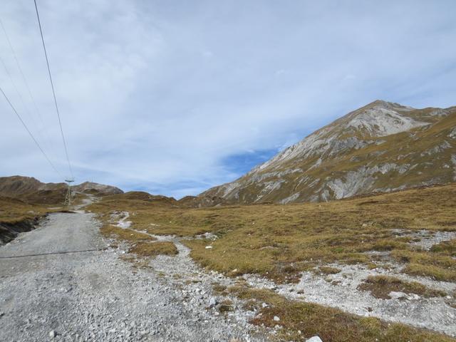 an den Skipisten entlang (nicht so berauschend) wandern wir Richtung Punkt 2110 m.ü.M.