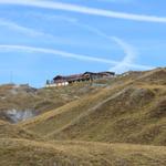 Blick hinauf zum Gasthaus auf dem Strelapass