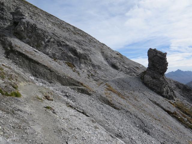 der Bergweg führt einem direkt an dieser markanten Felsnase vorbei