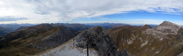 Breitbildfoto mit Blick in die Surselva