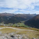 Blick nach Davos. Links gut erkennbar das Hotel InterContinental auch bekannt als das "goldene Ei"