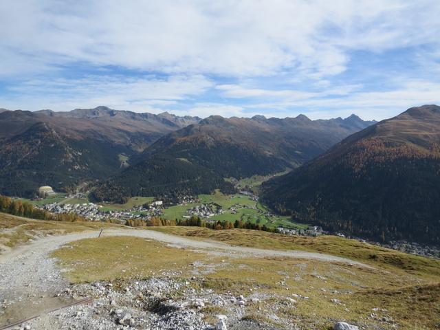 Blick nach Davos. Links gut erkennbar das Hotel InterContinental auch bekannt als das "goldene Ei"