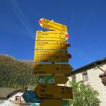 Wegweiser in Zernez 1471 m.ü.M. unsere heutige Wanderung wird uns auf die Macun Seenlandschaft führen