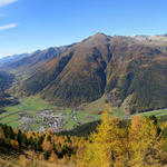 schönes Breitbildfoto mit Blick auf Zernez und auf das Ober- und Unterengadin