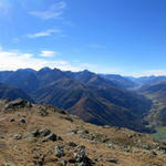 sehr schönes Breitbildfoto vom Munt Baselgia aus gesehen. Das halbe Engadin liegt einem zu Füsse