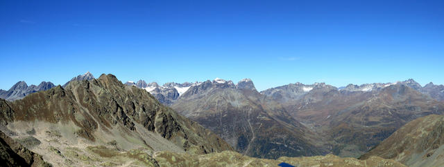 sehr schönes Breitbildfoto mit Blick Richtung Piz d'Arpiglias, Verstanclahorn, Silvretta, Piz Buin, Jamspitz und Augstenberg