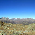 sehr schönes Breitbildfoto bei Punkt 2628 m.ü.M. Piz d'Arpiglias, Verstanclahorn, Silvretta, Piz Buin, Jamspitz und Muttler