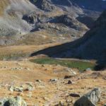 Blick auf den untersten See. Von rechts stösst der Wanderweg von der Macun Ebene hinzu