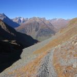 bei Punkt 2332 m.ü.M. führt der Weg alles dem steilen Hang des Piz Macun entlang abwärts