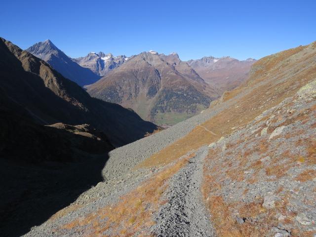 bei Punkt 2332 m.ü.M. führt der Weg alles dem steilen Hang des Piz Macun entlang abwärts